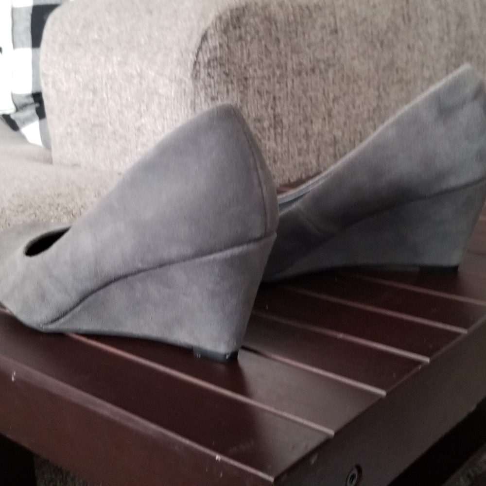 Grey wedge shoe